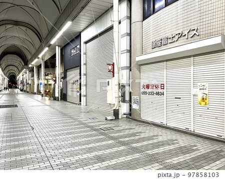 甲府の商店街がシャッター街に 97858103