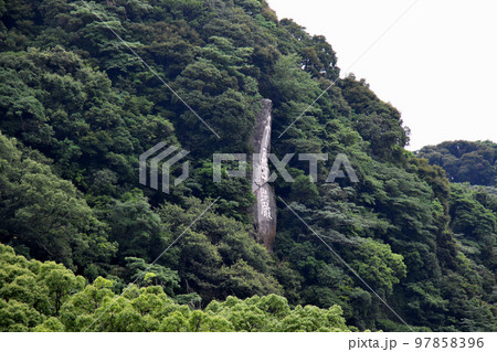 仙厳園　御殿の裏山の千尋巌と刻まれた巨岩を望む 97858396