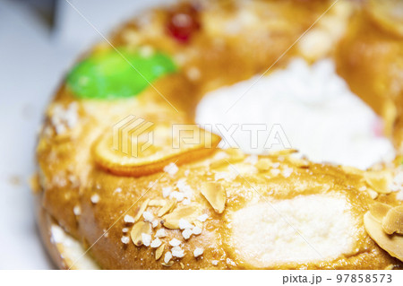 Roscon. Roscon de Reyes. Kingcake. Bun made with a sweet dough in the shape of a toroid decorated with slices of candied, candied or crystallized fruit of various colors with cream inside. 97858573