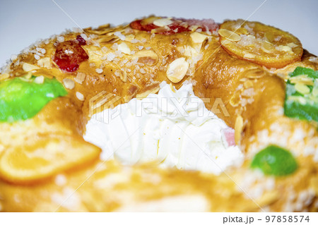 Roscon. Roscon de Reyes. Kingcake. Bun made with a sweet dough in the shape of a toroid decorated with slices of candied, candied or crystallized fruit of various colors with cream inside. 97858574