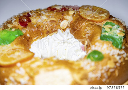 Roscon. Roscon de Reyes. Kingcake. Bun made with a sweet dough in the shape of a toroid decorated with slices of candied, candied or crystallized fruit of various colors with cream inside. 97858575