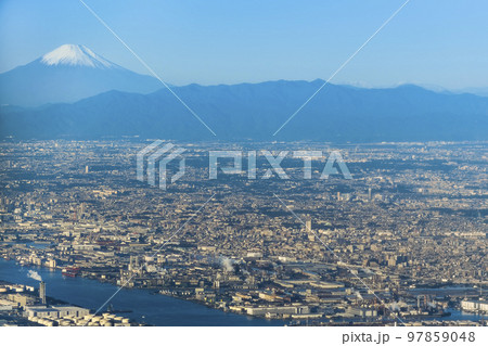 羽田空港沖上空から望む富士山 空撮 97859048