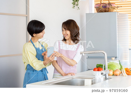 キッチンに立つ親子 キッチンに立つ親子 97859160