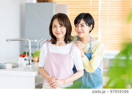 キッチンに立つ親子 97859166