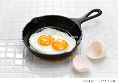二黄卵の目玉焼き 97859378