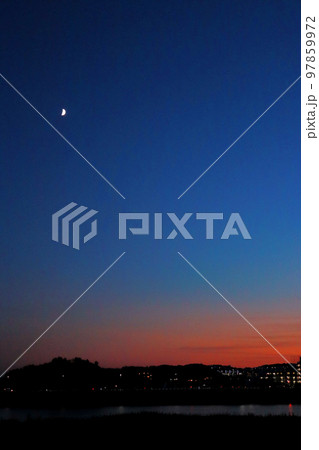 夕焼け空とハーフムーン 97859972