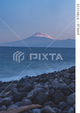 海と富士山と朝焼け 海と富士山と朝焼け 97861110