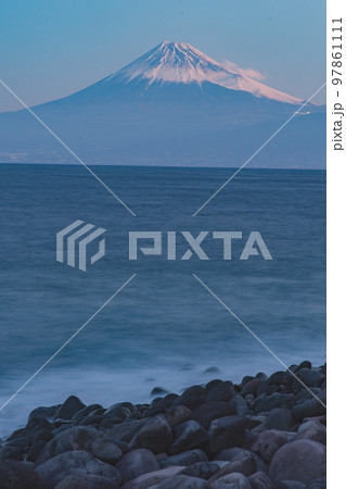 海と富士山と朝焼け 海と富士山と朝焼け 97861111