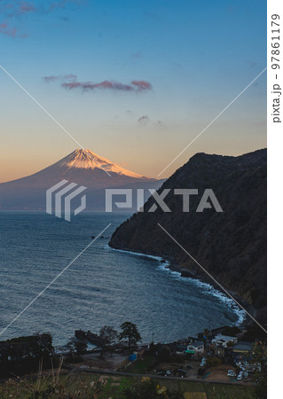 海と富士山と朝焼け 97861179