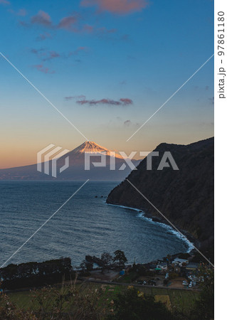 海と富士山と朝焼け 97861180