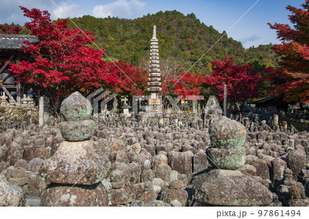 化野念仏寺の西院の河原（京都） 97861494