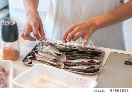 魚の揚げ物 唐揚げ 調理風景 魚の揚げ物 唐揚げ 調理風景 97861638