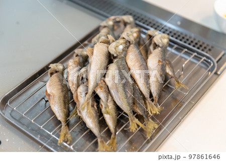 魚の揚げ物 唐揚げ 調理風景 魚の揚げ物 唐揚げ 調理風景 97861646