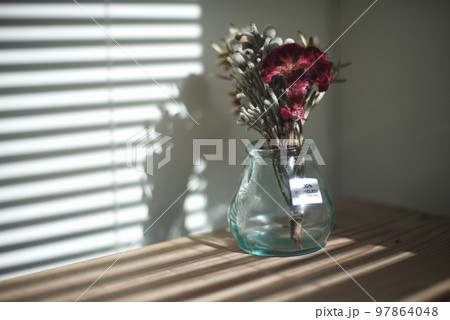 ガラスの花瓶とドライフラワー ガラスの花瓶とドライフラワー 97864048
