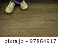 江ノ電の社内　床面　木板貼り 97864917