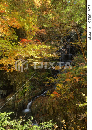 山梨県山梨市三富上釜口 笛吹川に架かる滝 名瀑一之釜の隣に流れる釜沢の滝の紅葉 山梨県山梨市三富上釜口 笛吹川に架かる滝 名瀑一之釜の隣に流れる釜沢の滝の紅葉 97864978