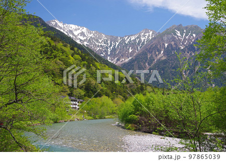 新緑の上高地【穂高橋・田代橋周辺より穂高連峰を望む】 97865039