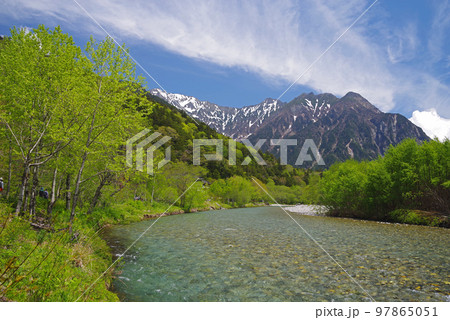新緑の上高地【穂高橋・田代橋周辺より穂高連峰を望む】 97865051