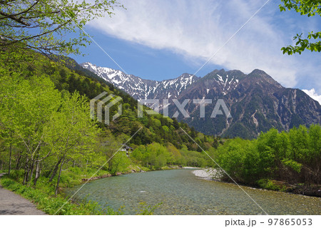 新緑の上高地【穂高橋・田代橋周辺より穂高連峰を望む】 97865053