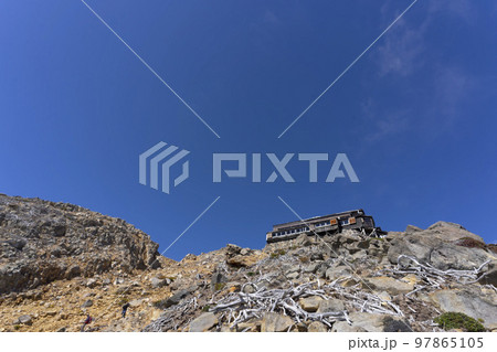 木曽御嶽山　山小屋と青空 97865105