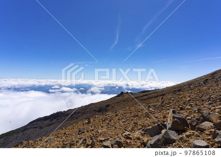 木曽御嶽山と雲海 97865108