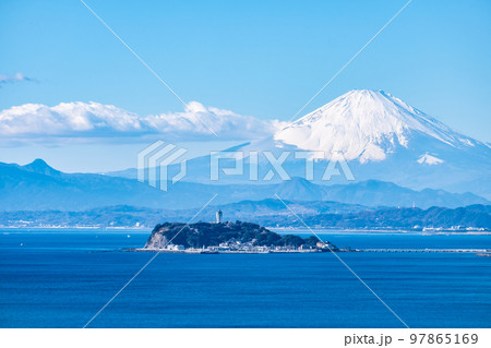 神奈川県逗子市からの江ノ島と富士山 神奈川県逗子市からの江ノ島と富士山 97865169