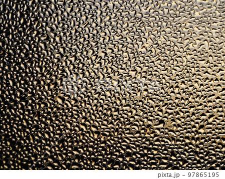 朝日に照らされた結露 97865195