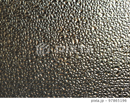 朝日に照らされた結露 97865196