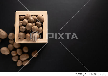 秋の味覚山芋のむかご 97865286