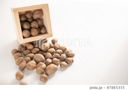 秋の味覚山芋のむかご 97865355