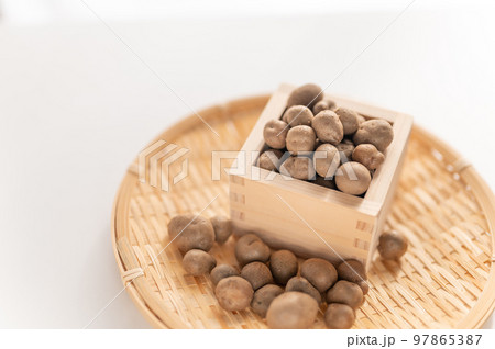秋の味覚山芋のむかご 97865387