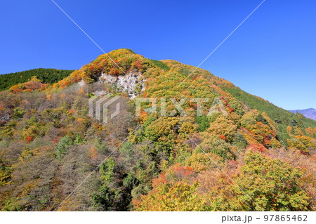 山梨県山梨市三富　広瀬ダム湖付近笛吹川沿いの山々の紅葉 97865462