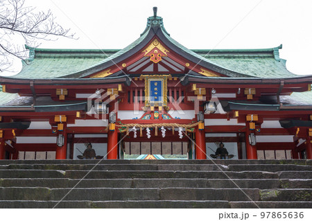 【日本】東京、日枝神社の参道階段越しに見る正門外観 97865636
