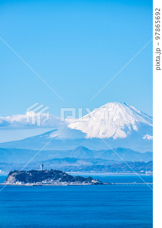 神奈川県逗子市からの江ノ島と富士山 神奈川県逗子市からの江ノ島と富士山 97865692