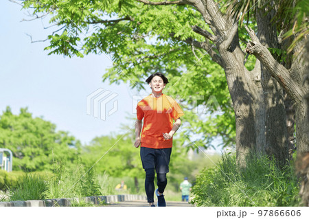 公園でランニングする男性 公園でランニングする男性 97866606