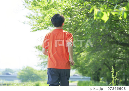 屋外でランニングする男性 後ろ姿 屋外でランニングする男性 後ろ姿 97866608