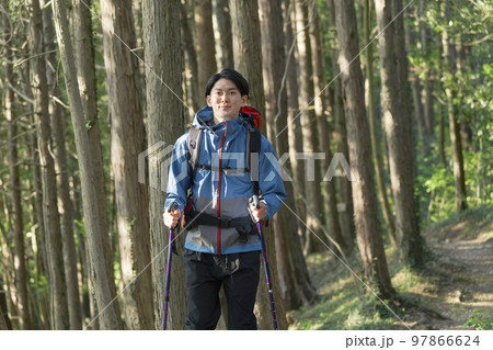 ソロ登山をする男性 ソロ登山をする男性 97866624