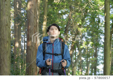 ソロ登山をする男性 97866657