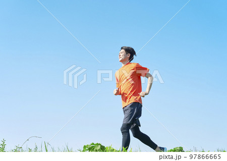 屋外でランニングする男性　コピースペースあり 97866665