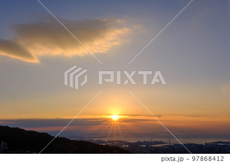 元旦の初日の出、神戸市東灘区の山手御影渦森台展望講演にて撮影。神戸市内と大阪湾を臨む 元旦の初日の出、神戸市東灘区の山手御影渦森台展望講演にて撮影。神戸市内と大阪湾を臨む 97868412