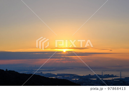 元旦の初日の出、神戸市東灘区の山手御影渦森台展望講演にて撮影。神戸市内と大阪湾を臨む 97868413