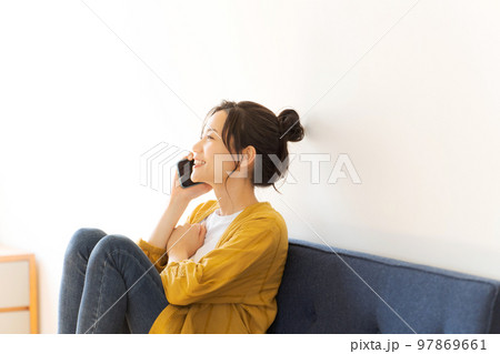 電話をする女性 97869661