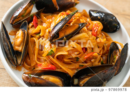 Spaghetti pasta with mussels or clams and tomato sauce 97869978