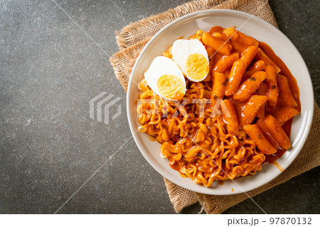 Rabokki (Ramen or Korean instant noodle and Tteokbokki) in spicy korean sauce 97870132
