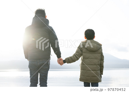 親子で手を繋いでいるところ 全身 親子で手を繋いでいるところ 全身 97870452