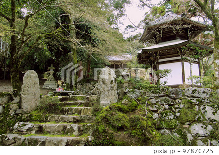 早尾神社の石段と六角地蔵堂／滋賀県大津市 97870725