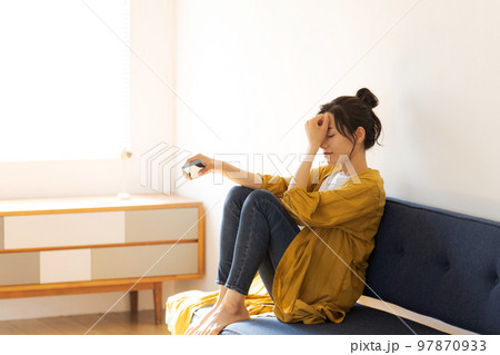 スマートフォンを持つ女性 97870933