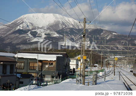 雪景色の近江長岡駅　伊吹山2 97871036