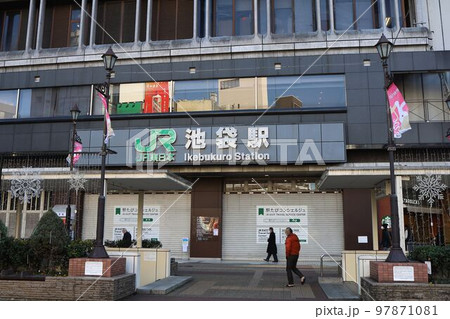 池袋駅駅前の風景 池袋駅駅前の風景 97871081