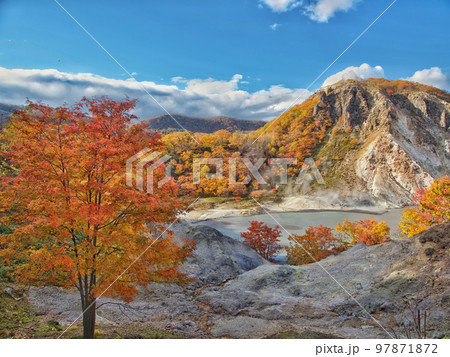 紅葉と火山 97871872